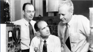 Cientistas em laboratório nos anos 1940 durante experimentos que levaram ao transistor de silício e germânio nos Laboratórios Bell
