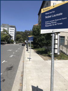 Placas de “Reserved for Nobel Laureate” no campus da UC Berkeley, ilustrando como cidades que valorizam ciência atraem inovação